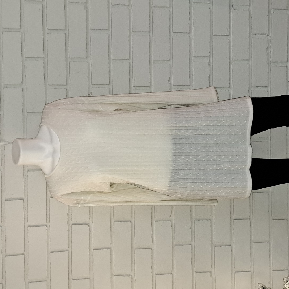 Carolyn Taylor Cream Long Sweater. Size Small NWOT